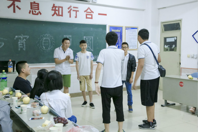 中秋節(jié)到了，各班級舉辦茶話會歡度佳節(jié)