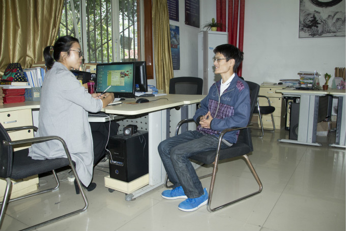 何興：從四川師范大學(xué)退學(xué)，只為了來(lái)新華學(xué)習(xí)VR