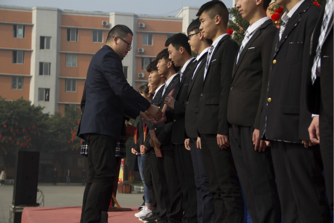 以優(yōu)生優(yōu)干為榜樣，做最優(yōu)秀的自己