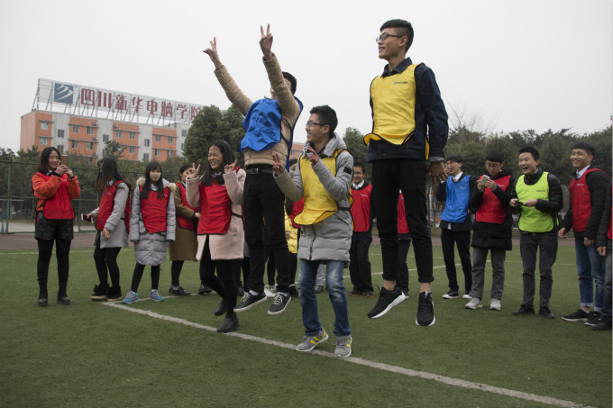 在拓展中相互認識，在拓展中展現(xiàn)自我