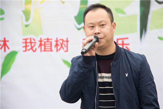 植樹節(jié)，四川新華師生在行動！