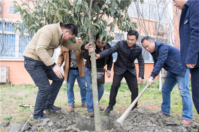 植樹節(jié)，四川新華師生在行動！