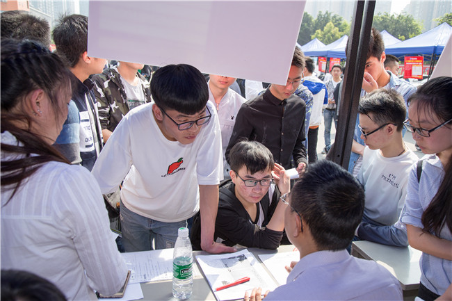 IT人才供需洽談會：100多家企業(yè)，“職”為新華