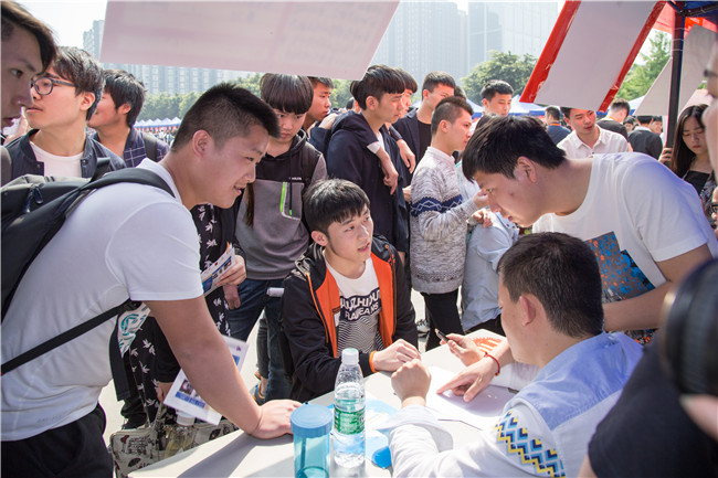 IT人才供需洽談會：100多家企業(yè)，“職”為新華