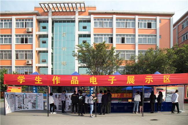 IT人才供需洽談會：100多家企業(yè)，“職”為新華