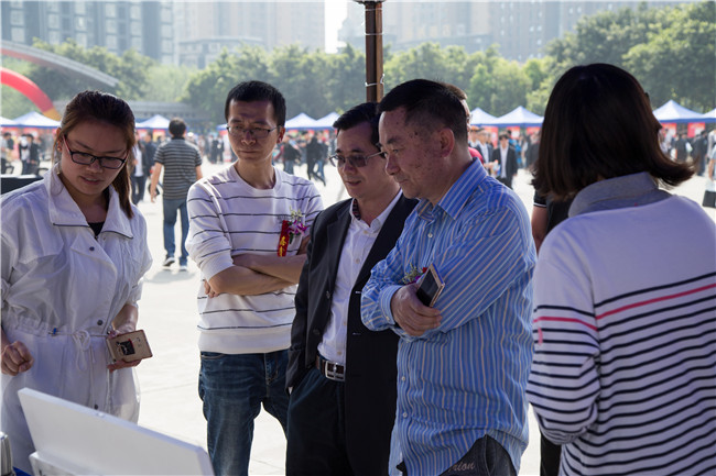 IT人才供需洽談會：100多家企業(yè)，“職”為新華