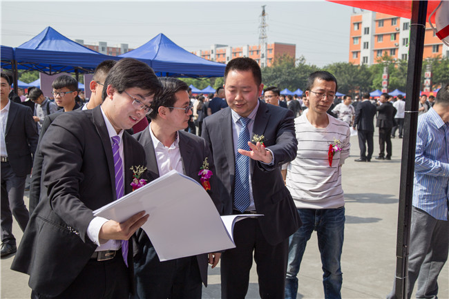 IT人才供需洽談會：100多家企業(yè)，“職”為新華