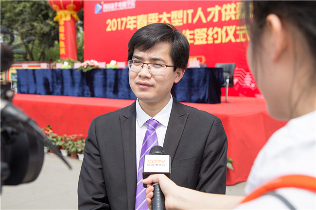 IT人才供需洽談會：100多家企業(yè)，“職”為新華