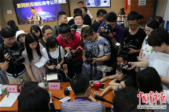 人工智能機(jī)器人的數(shù)學(xué)“高考”輸在語文上