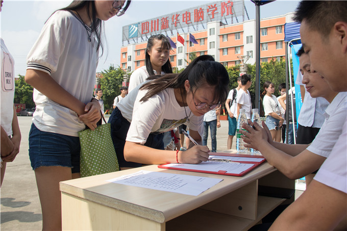 校企合作，玩轉(zhuǎn)新華學(xué)子職場(chǎng)未來(lái)