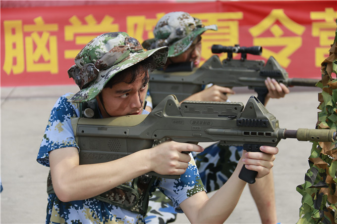 四川新華電腦學院夏令營真人CS鐳戰(zhàn)