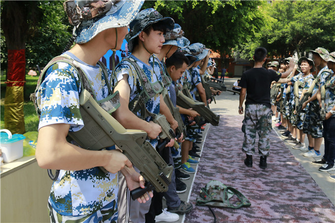 四川新華電腦學院夏令營真人CS鐳戰(zhàn)