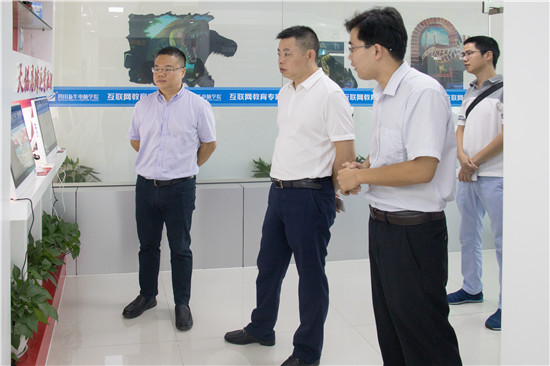  區(qū)人力資源和社會保障局、就業(yè)局領(lǐng)導(dǎo)蒞臨我院視察