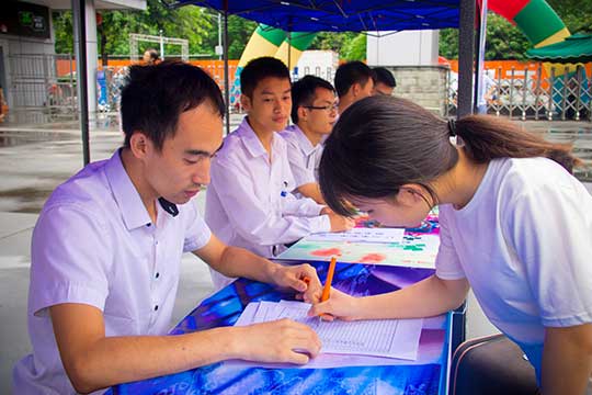 四川新華：在七夕節(jié)里，我們甜蜜蜜的開(kāi)學(xué)啦