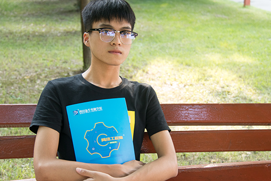 來四川新華學(xué)習(xí)，姐姐給我做了好榜樣