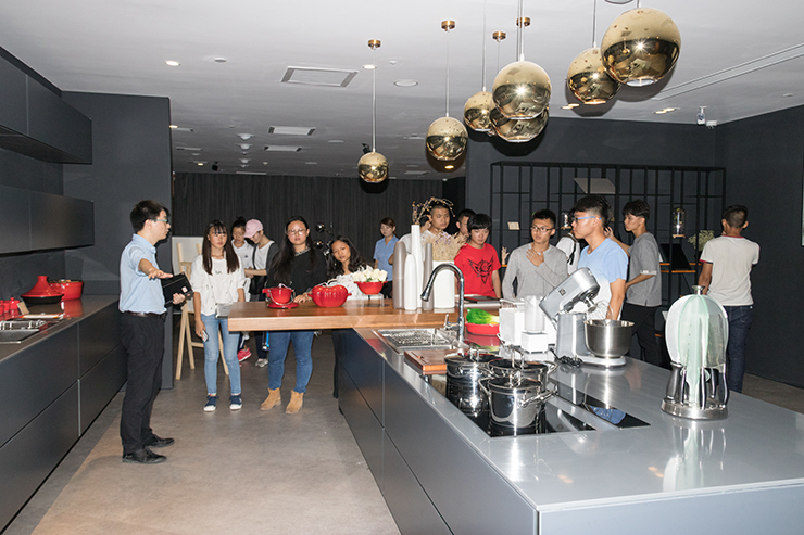 與智能握手，四川新華電腦學院學子企業(yè)參觀行