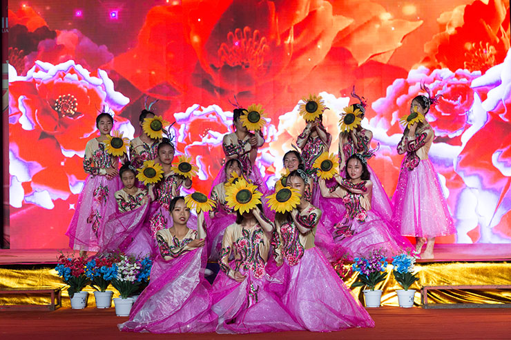 四川新華隆重舉辦中秋國慶雙節(jié)文藝晚會