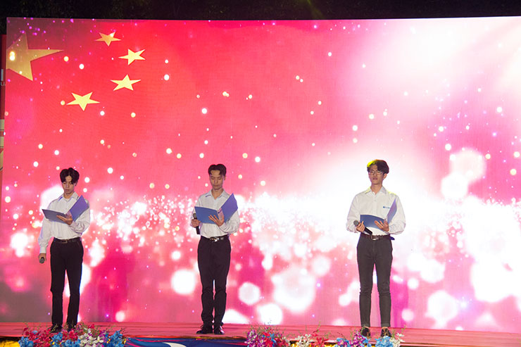 四川新華隆重舉辦中秋國慶雙節(jié)文藝晚會