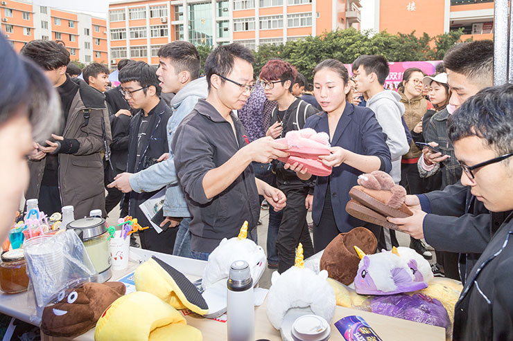 四川新華電腦學院雙十一校內(nèi)展賣會火熱舉辦