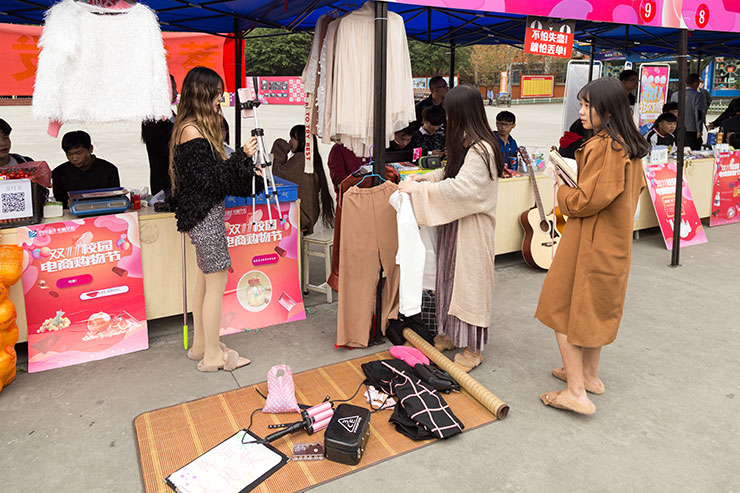 四川新華電腦學院雙十一校內(nèi)展賣會火熱舉辦