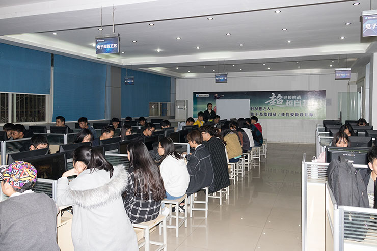 天氣涼，四川新華技能大賽火熱舉辦，學(xué)子露鋒芒