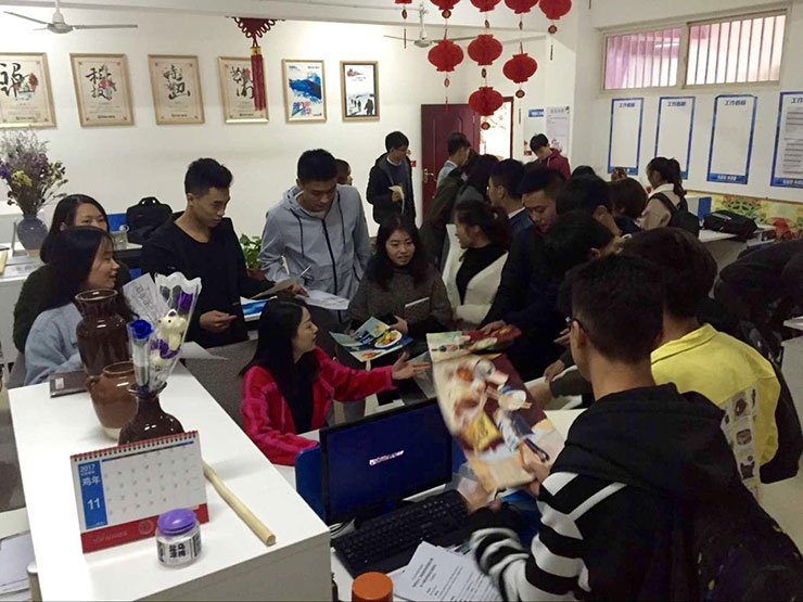 天氣涼，四川新華技能大賽火熱舉辦，學(xué)子露鋒芒