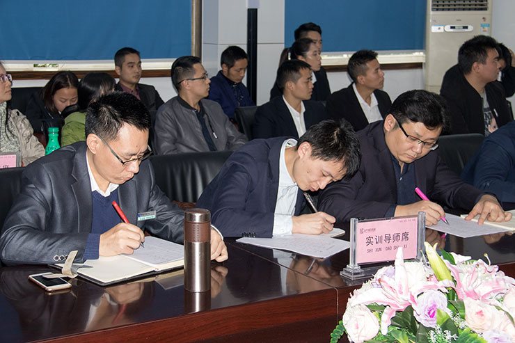 我院舉辦畢業(yè)生答辯會(huì)，隆重邀請家長前來旁聽