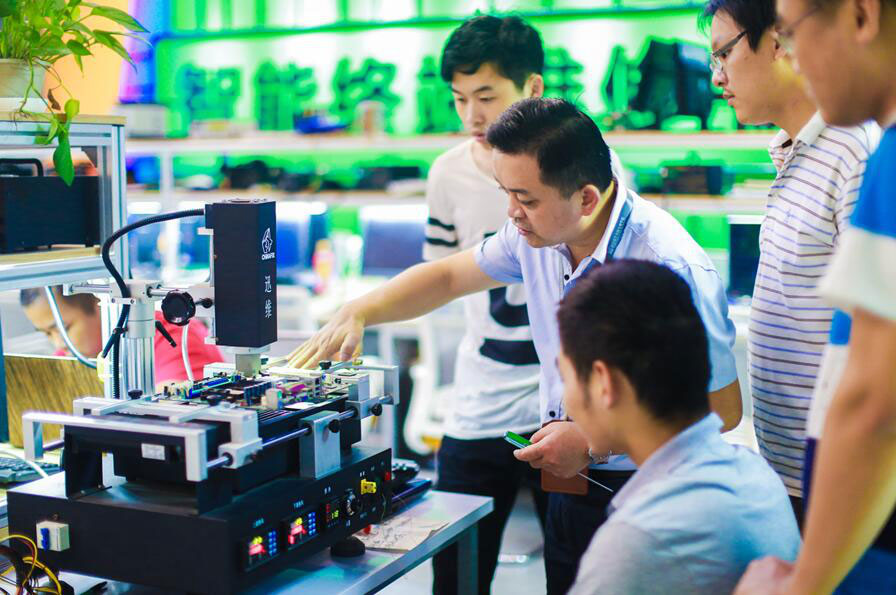 百度Moments營銷盛典揭秘，新華教育集團(tuán)榮登品牌數(shù)字資產(chǎn)榜首