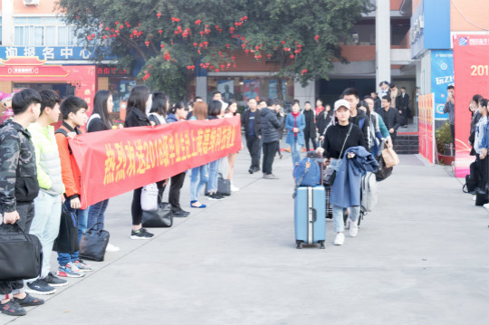 學院成功舉辦歡送2018級畢業(yè)生赴上海德絢科技就業(yè)儀式