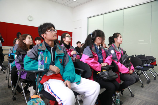 科技零距離！新華學(xué)子百度互聯(lián)網(wǎng)體驗(yàn)之旅  