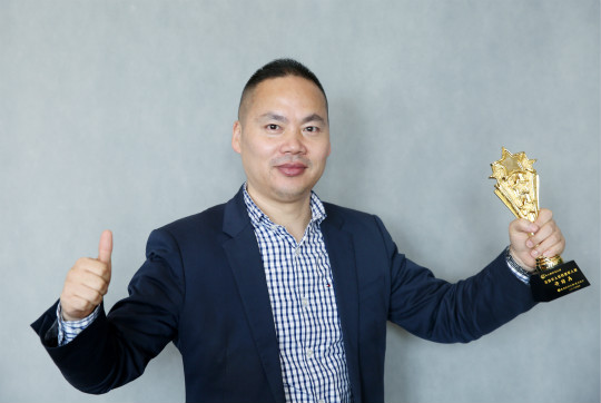 榮耀盛典，新華教育集團(tuán)常務(wù)副總裁許紹兵再獲殊榮！