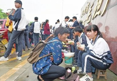 高考倒計時！莫言送考：這里從來都不是一個人的戰(zhàn)場