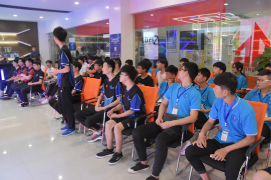 四川新華電腦學(xué)院電競專業(yè)開課了！《老師來了》為學(xué)院添磚加瓦