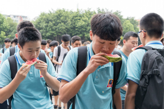 西瓜紅了，四川新華學(xué)子盡顯“吃貨”本能