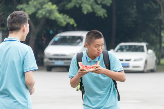 西瓜紅了，四川新華學(xué)子盡顯“吃貨”本能