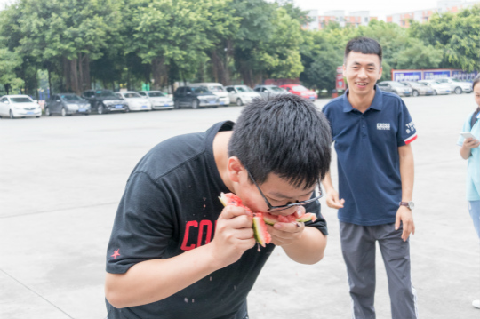 西瓜紅了，四川新華學(xué)子盡顯“吃貨”本能