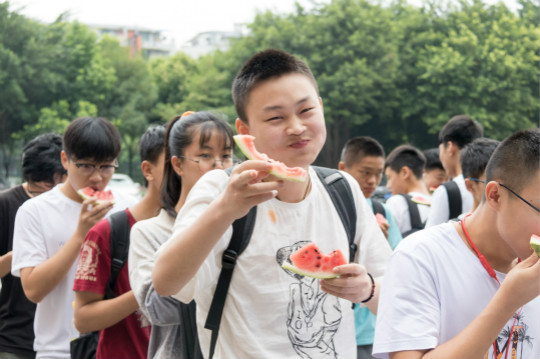 西瓜紅了，四川新華學(xué)子盡顯“吃貨”本能