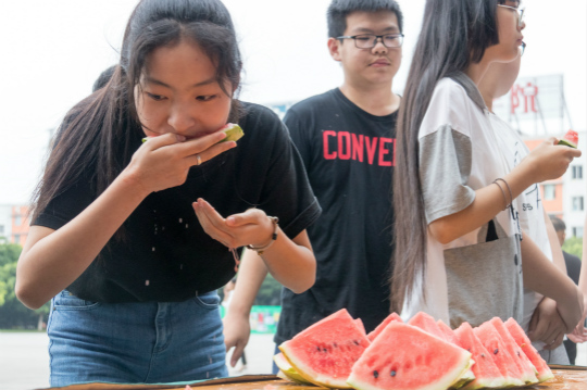 西瓜紅了，四川新華學(xué)子盡顯“吃貨”本能