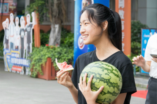 西瓜紅了，四川新華學(xué)子盡顯“吃貨”本能