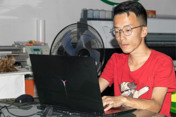 不安現(xiàn)狀，社會闖蕩十年，選擇新華重新出發(fā)