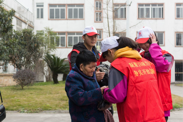 嚴(yán)冬送暖，四川新華電腦學(xué)院敬老院暖冬進(jìn)行時(shí)