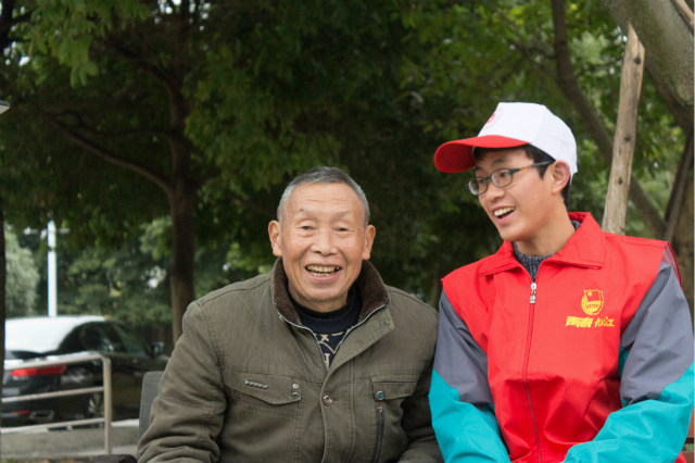 嚴(yán)冬送暖，四川新華電腦學(xué)院敬老院暖冬進(jìn)行時(shí)