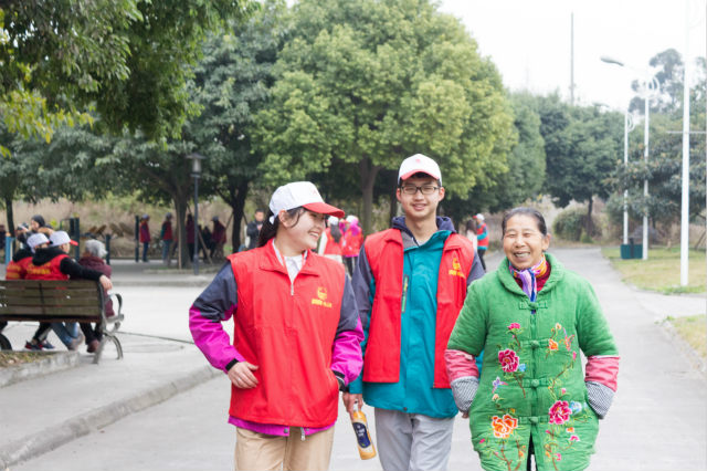 嚴(yán)冬送暖，四川新華電腦學(xué)院敬老院暖冬進(jìn)行時(shí)