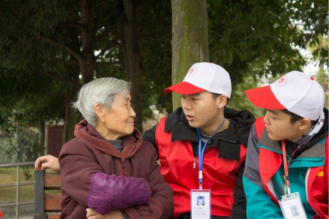 嚴(yán)冬送暖，四川新華電腦學(xué)院敬老院暖冬進(jìn)行時(shí)