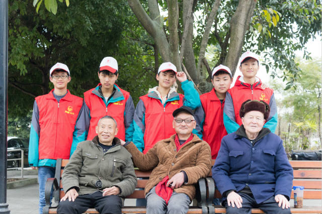 嚴(yán)冬送暖，四川新華電腦學(xué)院敬老院暖冬進(jìn)行時(shí)