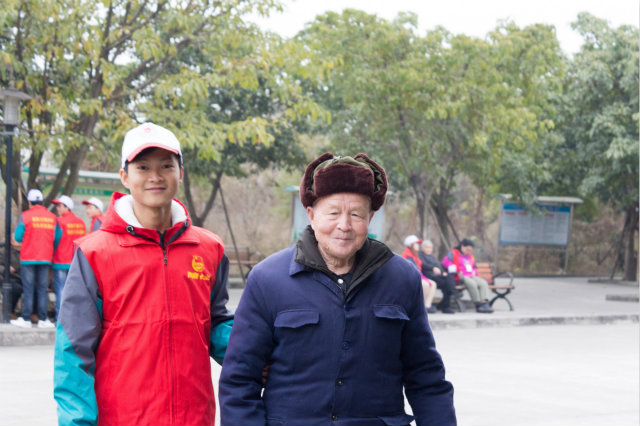 嚴(yán)冬送暖，四川新華電腦學(xué)院敬老院暖冬進(jìn)行時(shí)