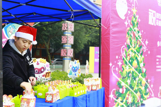 四川新華圣誕狂歡活動(dòng)，600斤蘋果大派送