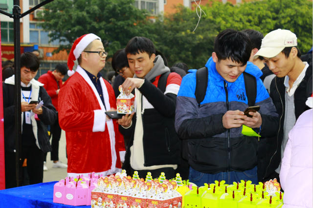 四川新華圣誕狂歡活動(dòng)，600斤蘋果大派送