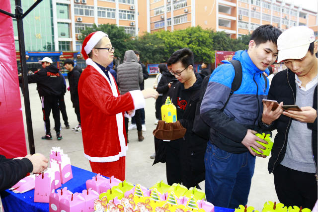 四川新華圣誕狂歡活動(dòng)，600斤蘋果大派送