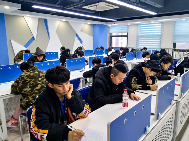 理實(shí)結(jié)合，新華學(xué)子展現(xiàn)專業(yè)電競(jìng)風(fēng)采！